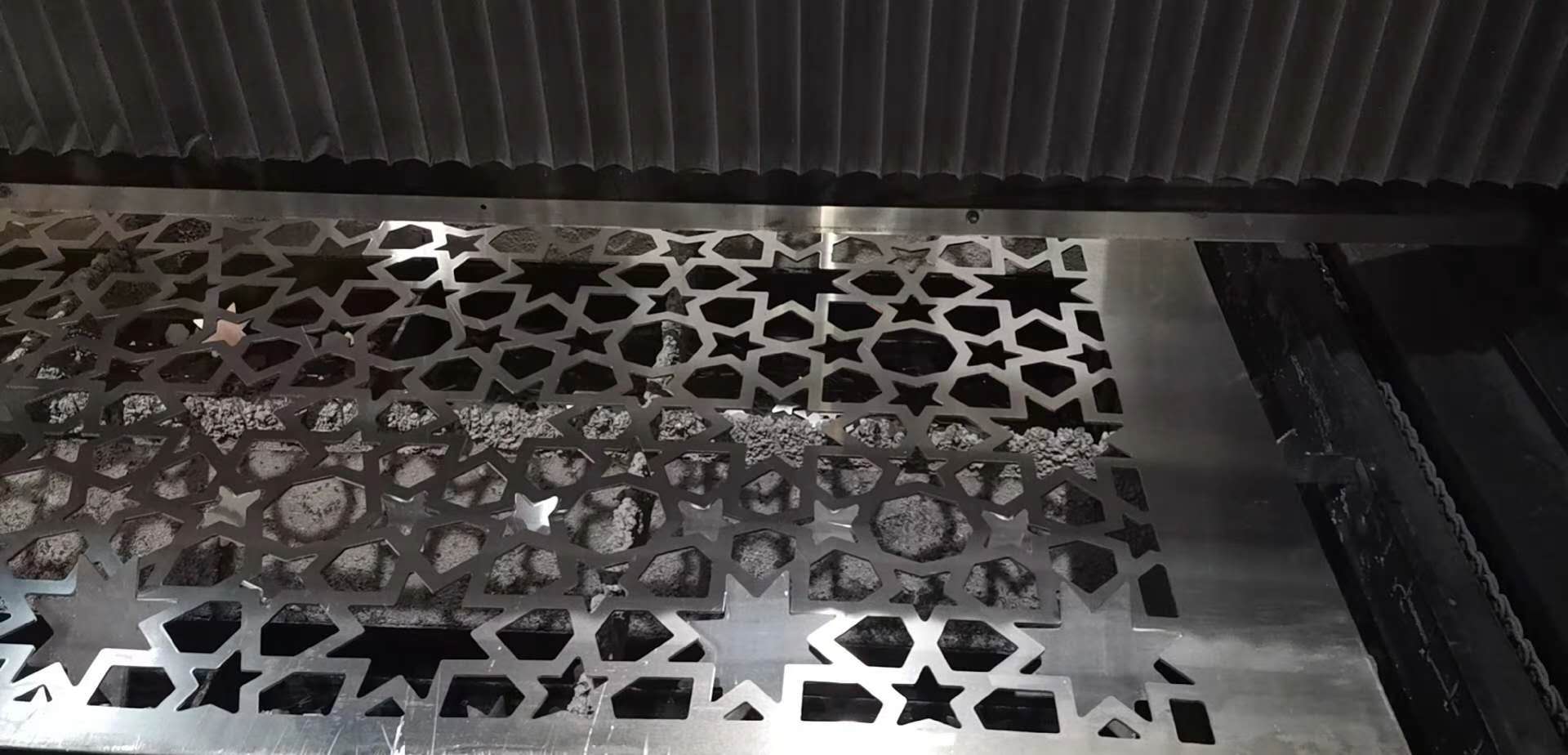 光纤激光切割机在铝单板门窗雕花上使用是较好的选择 (图2)